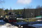 99 789 unterwegs von Oberwiesenthal nach Cranzahl, hier am  Bahnbergang in Kretscham-Rothensehma am 06.12.07 .