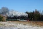 Der erste Zug des Tages fuhr am 20.02.08 bei herrlichem Wetter mit 99 773 kurz hinter Kretscham-Rothensehma vor meine Linse.