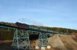 99 773 hat auf dem Httenbachviadukt am 23.02.08 ihr Ziel, den Bahnhof Kurort Oberwiesenthal, fast erreicht.