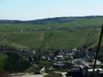 Blick von der Fichtelberg-Luftseilbahn hinunter nach Oberwiesenthal. Gut zu sehen sind unten die Schmalspurbahnstrecke der SDG-Fichtelbergbahn mit dem groen, 110 m langen und 23 m hohen, sthlernen Gerstpfeiler-Httenbachviadukt und recht davon den Werksttten und Abstellgleisen der Eisenbahn.
Die Grenze zu Tschechien verluft im Tal und die Anhhe mit dem Ort oben liegt bereits im tschechischen Teil des Erzgebirges.

11.05.2008