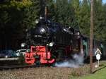 99 794 verlsst mit dem P 2013 von Cranzahl nach Oberwiesenthal den Haltepunkt Vierenstrae und hat nun den steigungsreichen Abschnitt nach Kretscham-Rothensehma vor sich, 12.10.08