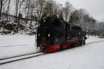 99 786 setzt sich bei sehr trben Wetter vor ihren Zug,den sie nach Oberwiesenthal bringt.Cranzahl am 31.01.09.