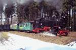 Personenzug von Cranzahl nach Oberwiesenthal in der Steigung zwischen Vierenstrasse und Kretscham- Rothensehma am Ostersonntag 2002