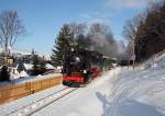 Zunchst durchfhrt die Bahn das schne Sehmatal und erreicht hier Neudorf.