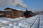 Seit dem 08.Januar 2010 ist Lok 99 771 der Weieritztalbahn als Gastlokomotive auf der Fichtelbergbahn im Einsatz. Die folgenden Bilder zeigen die Lok am 22.und 23.Januar bei schnstem Winterwetter, auf ihrer Fahrt vom Ausgangsbahnhof Cranzahl bis hinauf nach Oberwiesenthal. Hier steht sie mit ihrem Personenzug abfahrbereit im Bahnhof Cranzahl.