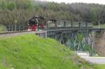 Personenzug SDG 1005 mit Zuglok 99 785 berfhrt um 14:10 Uhr das Httenbachviadukt und hat gleich den Bahnhof Kurort Oberwiesenthal erreicht. (13.06.2010)