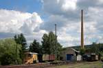 Diverse abgestellte Schmalspurfahrzeuge der Fichtelbergbahn im Bahnhof Cranzahl, 31.7.010. (Von ffentlich zugnglichem Gelnde (Parkplatz) aufgenommen.)