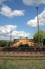 Schmalspur-Schneepflug 97-09-40 SPS036 abgestellt am Bhf. Cranzahl, 31.7.010. (Vom ffentlich zugnglichen Parkplatz aus aufgenommen.)