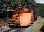 Ein weiterer Schmalspur-Schneepflug, abgestellt im Bereich des Bahnhofs Kurort Oberwiesenthal, 31.7.010.