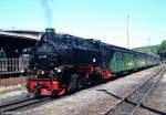 Fichtelbergbahn 99 785 vor planmigem Personenzug nach Oberwiesenthal, KBS 518 Cranzahl - Oberwiesenthal, Schmalspurbahn 750mm, fotografiert im Bhf. Cranzahl am 17.07.2004