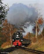 DR 99 1794-9 mit DR - Garnitur als Zug 1005 Cranzahl - Oberwiesenthal, Fichtelbergbahn KBS 518, fotografiert bei Unterneudorf am 24.10.2012