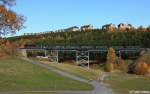 DR 99 1794-9 mit DR - Garnitur als Zug 1005 Cranzahl - Oberwiesenthal, Fichtelbergbahn KBS 518, fotografiert auf dem Viadukt in Oberwiesenthal am 24.10.2012