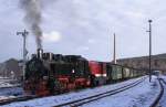 P1003 nach Oberwiesenthal am Mittag des 30.12.2012 abfahrbereit im Bahnhof Cranzahl. 99 794 hat soeben Wasser genommen und wurde als Vorspann fr Diesellok L45H-083 gerade angekuppelt. Da der Zug aus zehn vollbesetzten Wagen bestand, wurde hier fr die doch erhebliche Steigung zum Fichtelberg eine Doppeltraktion erforderlich.