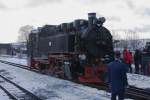 99 786 am 30.12.2012 kurz vor bernahme von P1008 nach Cranzahl auf Gleis 1 im Bahnhof Oberwiesenthal. Im Vordergrund steht bereits ein Bahnmitarbeiter fr den Ankuppelvorgang bereit. Auch wenn die Scharfenbergkupplungen automatisch einrasten, mssen die Verbindungen von Bremsluft- und Heizungsleitungen noch von Hand hergestellt werden.