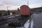 Zwei Schmalspur-Rollwagen (der hintere mit geladenem Normalspurwaggon), ausgestellt zum Veranschaulichen des Rollwagen-Verkehrs, im Bahnhof Cranzahl.