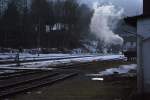 Abendstimmung am 30.12.2012 im Bahnhof Cranzahl. Hinten rangiert 99 786 zur bernahme von P1010 nach Oberwiesenthal.