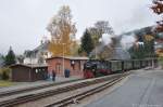 99 1794 mit P1005 am 25.10.2012 in Neudorf. Im Einsatz war die hisorische DR-Traditionsgarnitur.