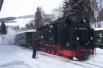 Bf. Oberwiesenthal der Fichtelbergbahn, 06.01.2015: Schnell noch ein kleines Schwätzchen, ein bißchen Zeit ist ja noch, bevor's losgeht. Im Hintergrund der Skihang.