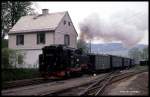 991788 fährt am 6.6.1991 um 11.39 Uhr mit dem P? 14310 aus Oberwiesenthal in den Bahnhof Cranzahl ein. Interessant auch die vor dem Zug erkennbare Gleis Kreuzung mit Schmal- und Normalspur Gleisen!