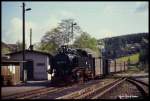 9917771 fährt am 7.6.1991 um 8.45 Uhr mit dem Personenzug nach Oberwiesenthal in den Bahnhof Neudorf ein.