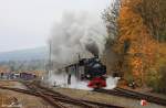 SDG 99 785 vor Zug 1007 nach Oberwiesenthal bei der Ausfahrt aus dem Bf. Cranzahl,  KBS 518 Fichtelbergbahn Cranzahl - Oberwiesenthal, fotografiert am 24.10.2012