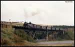 Oberwiesenthal am 8.10.1992: Um 11.15 Uhr erreicht 99749 mit dem Personenzug aus Cranzahl über das Viadukt fahrend den Endpunkt der Strecke.