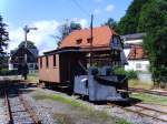 Zweiachsiger Schneepflug in Reichsbahnfarbgebung  und Personenwagen (Gattung C)3.Klasse am 04.08.2008