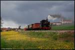 Lok 12 der HMB (Hrtsfeld-Museums-Bahn) zuckelt zum Saisonstart am 01.05.08 mit historischem Wagenmaterial als Dampfzug namens P8 von Neresheim nach Sgmhle, aufgenommen am bekannten Kloster-Motiv kurz hinter Neresheim.