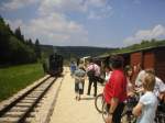 Hrtsfeldbahn Neresheim: Im Mai 2004 herrscht reger Betrieb im vorlufigen Endbahnhof Sgmhle, wo gerade die Dampflok Lok 12 an die Spitze des Zuges umsetzt.