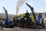 Der Tender der Lok 99236 der Harzer Schmalspurbahn wird am Bahnhof Wernigerode mit Kohle befüllt