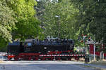 Die Dampflokomotive 99 7239-9 überquert eine Straße in Harzgerode.