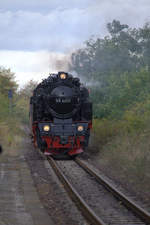 99  6001 läuft mit einem kurzen Zug in Bad Suderode , aus Quedlinburg kommend, ein.