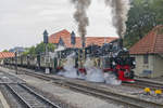 Die 99 5901 und 99 5902 mit dem Traditionszug bei Ausfahrt aus den Bahnhof Wernigerode in Richtung Brocken am 9.