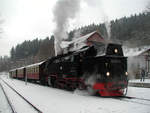 Am 2.1.2009 stand 99 7237 der Harzer Schmalspurbahnen mit Personenzug 8962 nach Quedlinburg abfahrbereit im Bahnhof Alexisbad.