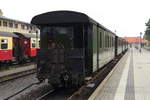 Unser Oldie-Sonderzug zum Brocken, frisch aufpoliert und noch auf Zugpferd und Fahrgäste wartend, am Vormittag des 22.08.2020 im Bahnhof Wernigerode.