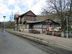 Der wohl bekannste Bahnhof der Selketalbahn,mit seiner Doppelausfahrt,ist der Bahnhof Alexisbad.Als ich dort am 24.April 2023 dort war,war Niemand auf dem Bahnhof.