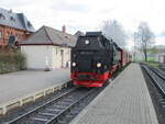 99 7240 dampfte,am 24.April 2023,mit dem Personenzug Hasselfelde-Quedlinburg in den Bahnhof Gernrode.