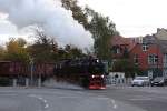 99 222 mit dem Foto-Güterzug der HSB am Morgen des 19.10.2013 beim Befahren der Westerntor-Straßenkreuzung in Wernigerode.