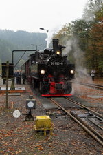 99 5901 mit IG HSB-Sonderzug am Nachmittag des 17.10.2015 beim Wasserfassen im Bahnhof Eisfelder Talmühle.