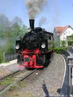 99 5901 mit dem Traditionszug an der Westerntorkreuzung in Wernigerode.