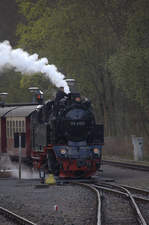 Skiantan nachfüllen , 99 6001 beim Wassernehmen in Alexiabad. 16.04.2017 08:18 Uhr.