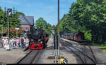 99 7239 steht mit einem Zug zum Brocken im Bahnhof Drei Annen Hohne zur Abfahrt bereit (links). Rechts steht der Zug nach Wernigerode mit 99 236 an der Spitze. Aufgenommen am 1. Juni 2017 aus dem ausfahrenden Zug Richtung Nordhausen.