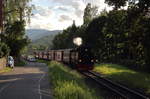 Im Abendlicht rollt 99 236 mit ihrem P8936 (Brocken - Wernigerode) durch Hasserode.

Wernigerode Hasserode, 03. August 2017