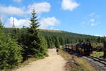 Mit dem Brocken im Hintergrund rollt 99 222 mit dem P8932 den Goetheweg entlang. 

Brocken, 06. August 2017