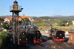 Vier Damen und der Brocken. Während die beiden Loks rechts, 99 5901 und 99 5902 den Tag bei bestem Wetter in Wernigerode verbringen dürfen, wird 99 236 für die  Tour 1  Wernigerode - Brocken - Drei Annen Hohne - Brocken - Wernigerode und schließlich als  Tour 6  noch mal zum Brocken, vorbereitet. 99 7240 steht auf dem  Schrottgleis  und wird bald von einer Diesellok in Richtung Werkstatt am Westerntor geschoben.

Wernigerode, 07. August 2017