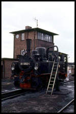 995902 wird hier am 22.6.1991 vor dem Stellwerk im BW Wernigerode aufgerüstet.