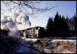 997231 fährt mit einem Personenzug nach Wernigerode hier am 10.12.1991 um 11.28 Uhr in Drei Annen Hohne aus.