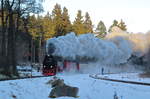 Die Sonne hatte sich schon hinter den Bäumen versteckt, als 99 7232 mit dem P8923 die Fahrt zum Brocken beginnt.

Drei Annen Hohne, 02. Dezember 2017
