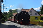 99 7247-2 schnauft mit dem P8930 durch die Kirchstraße gen Wernigerode.