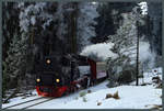 99 7247-2 rollt am 14.01.2018 mit P 8926 vom Brocken hinab Richtung Schierke durch die Harzwälder.